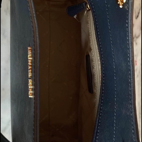 Micheal Kors large purse - Picture 3 of 4